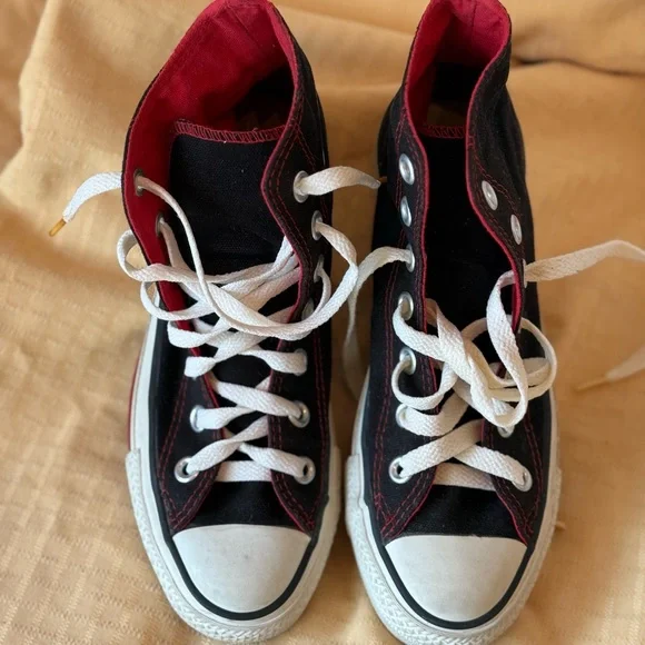 Converse women’s size 6 - Picture 6 of 6
